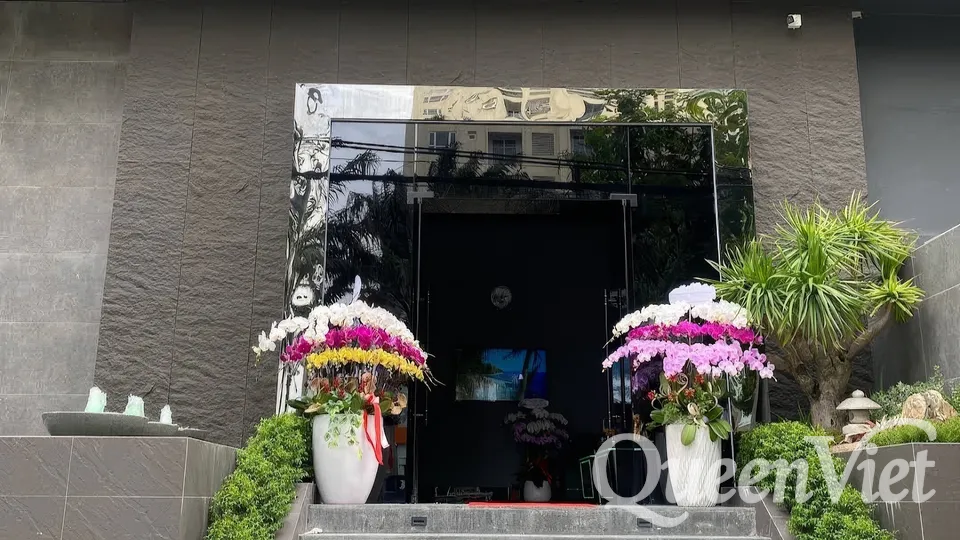 건물-입구-정원
